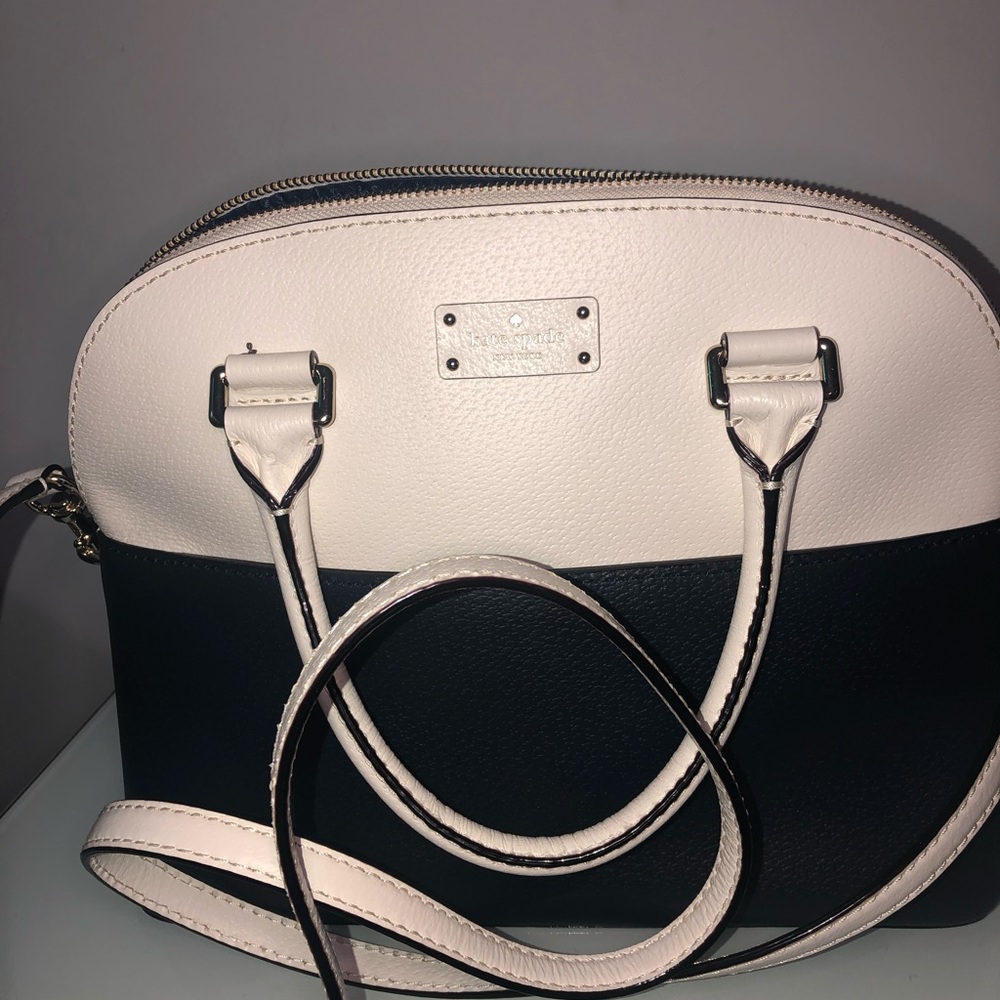 Kate Spade
Crossbody Carli Grove Street Navy and white Leather Satchel